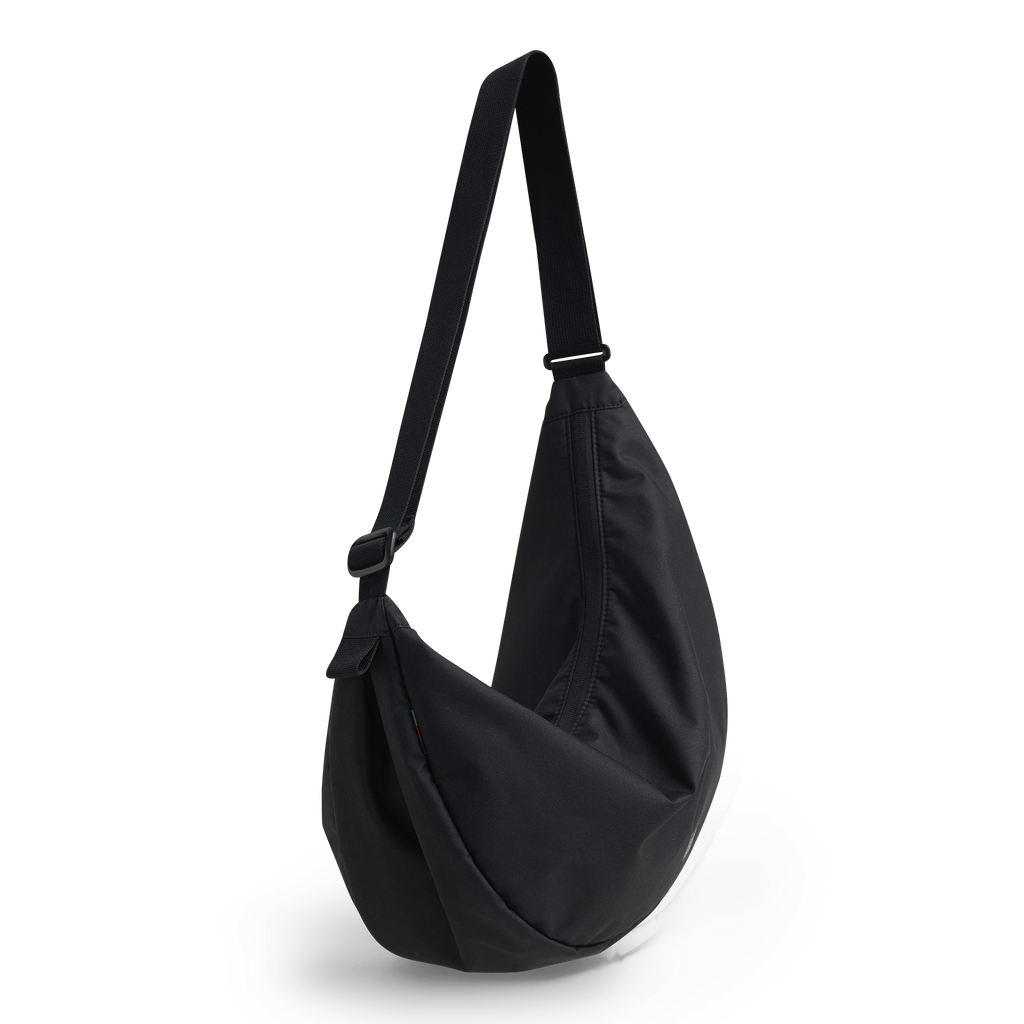 MOON BAG Tasche in black (Schwarz) hängend in diagonaler Ansicht.