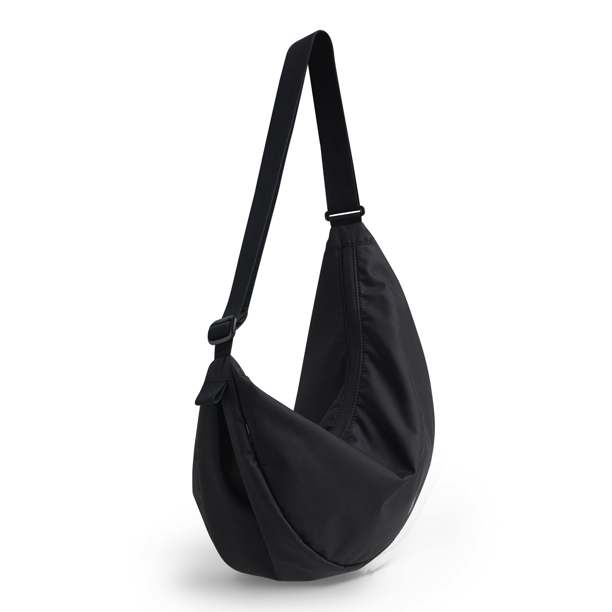 MOON BAG Tasche in black (Schwarz) hängend in diagonaler Ansicht.