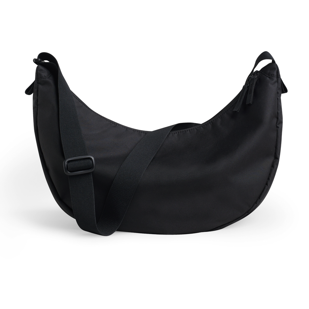 MOON BAG Tasche in black (Schwarz) als Studioaufnahme in Frontansicht.