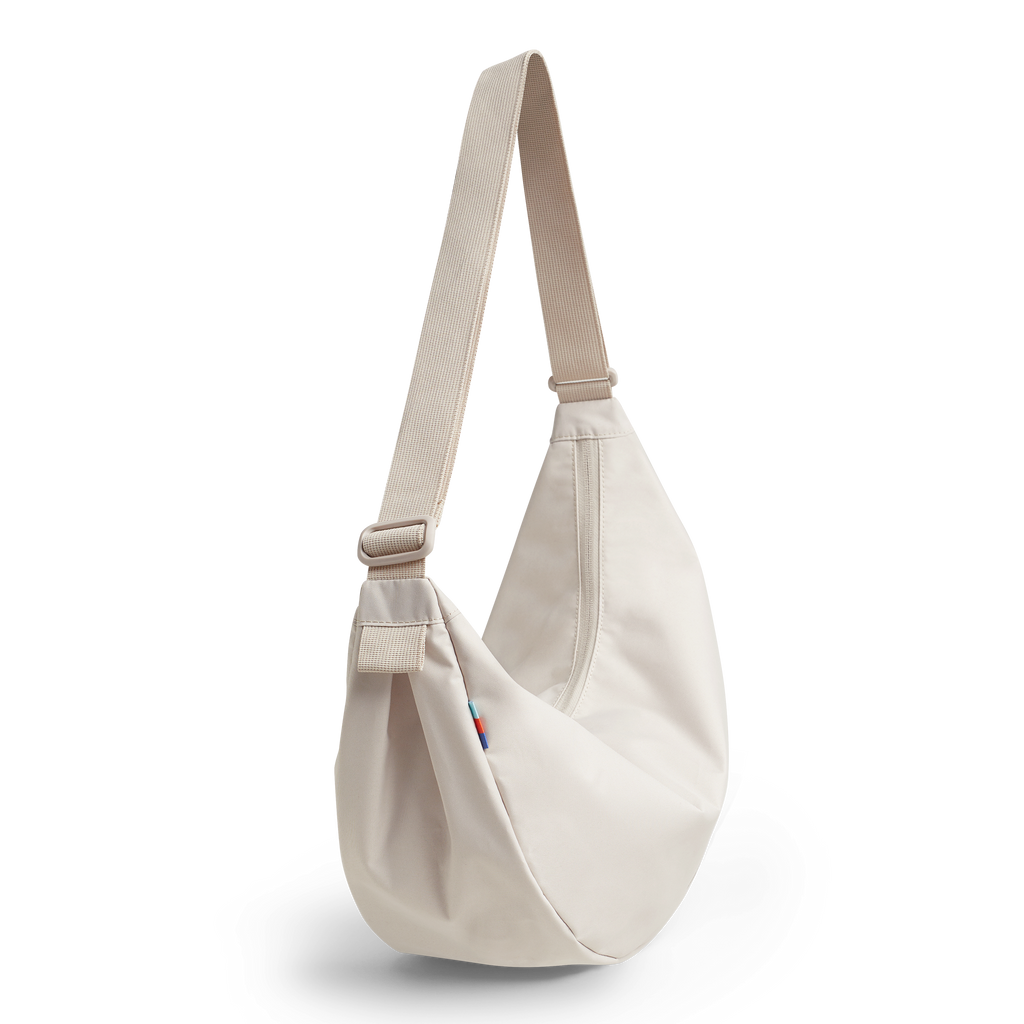 MOON BAG Tasche in soft shell (warmes Cremeweiß) als Studioaufnahme in diagonaler Ansicht.