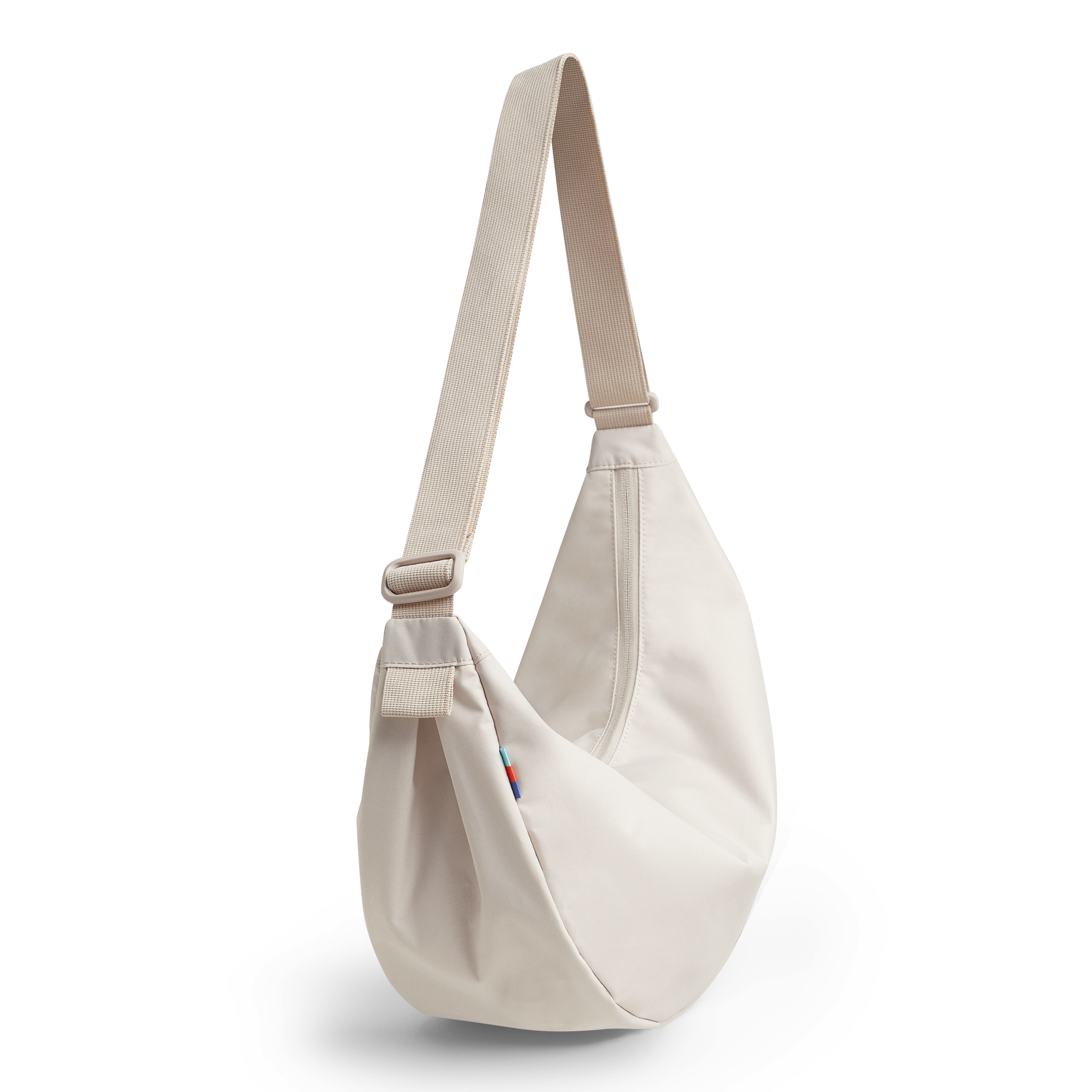 MOON BAG Tasche in soft shell (warmes Cremeweiß) als Studioaufnahme in diagonaler Ansicht.