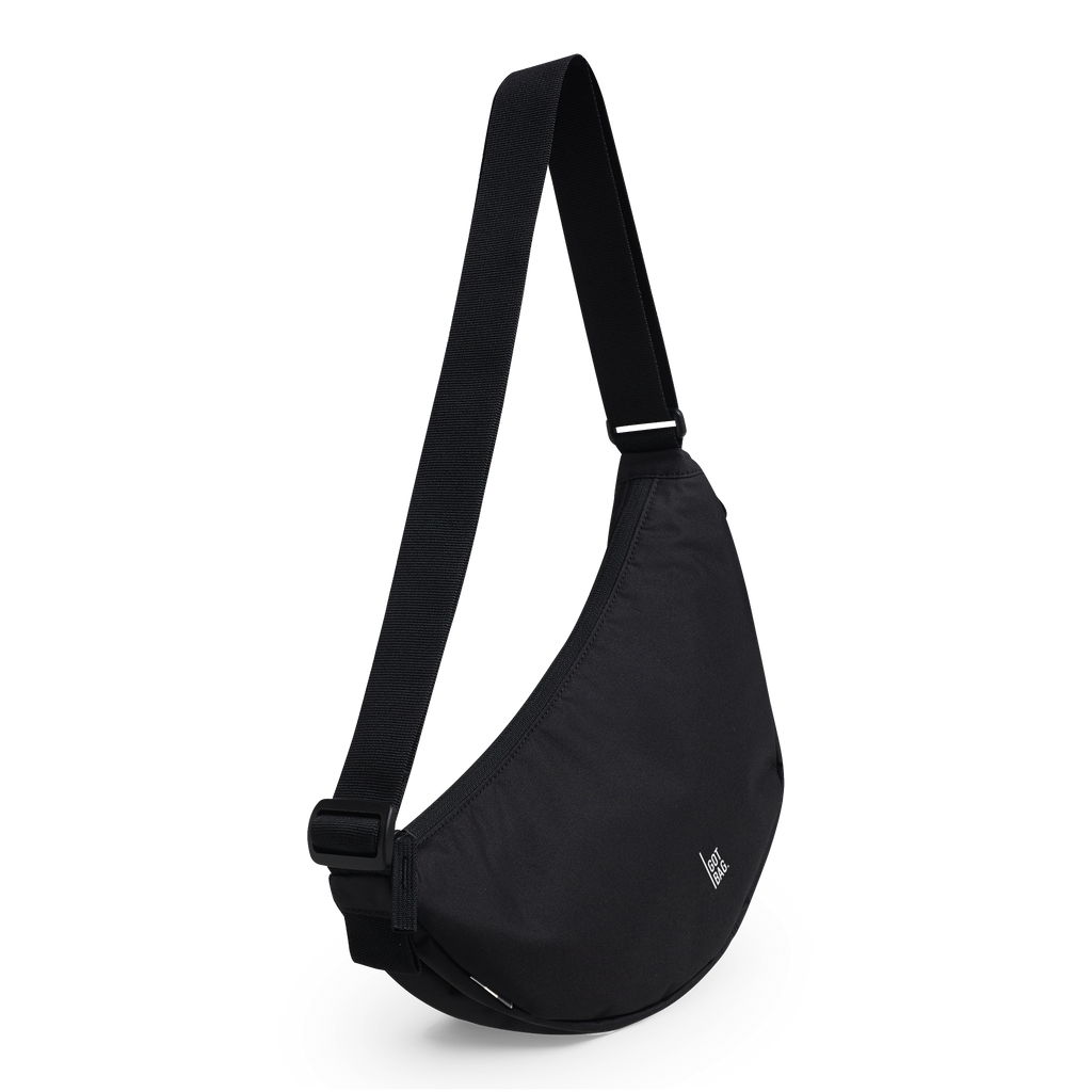 MOON BAG SMALL Tasche in black (Schwarz) in diagonaler Ansicht.
