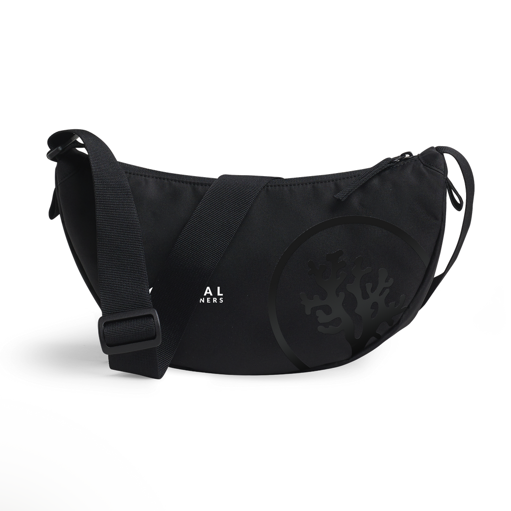 MOON BAG SMALL Tasche in black (Schwarz) als Studioaufnahme in Frontansicht.