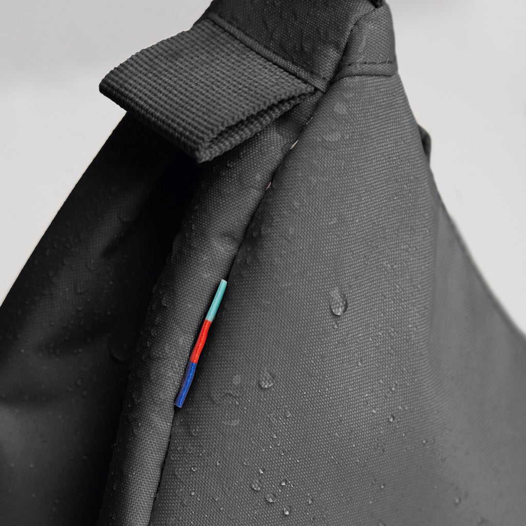 MOON BAG SMALL Tasche in shark (Dunkelgrau) mit Wassertropfen als Detailaufnahme.