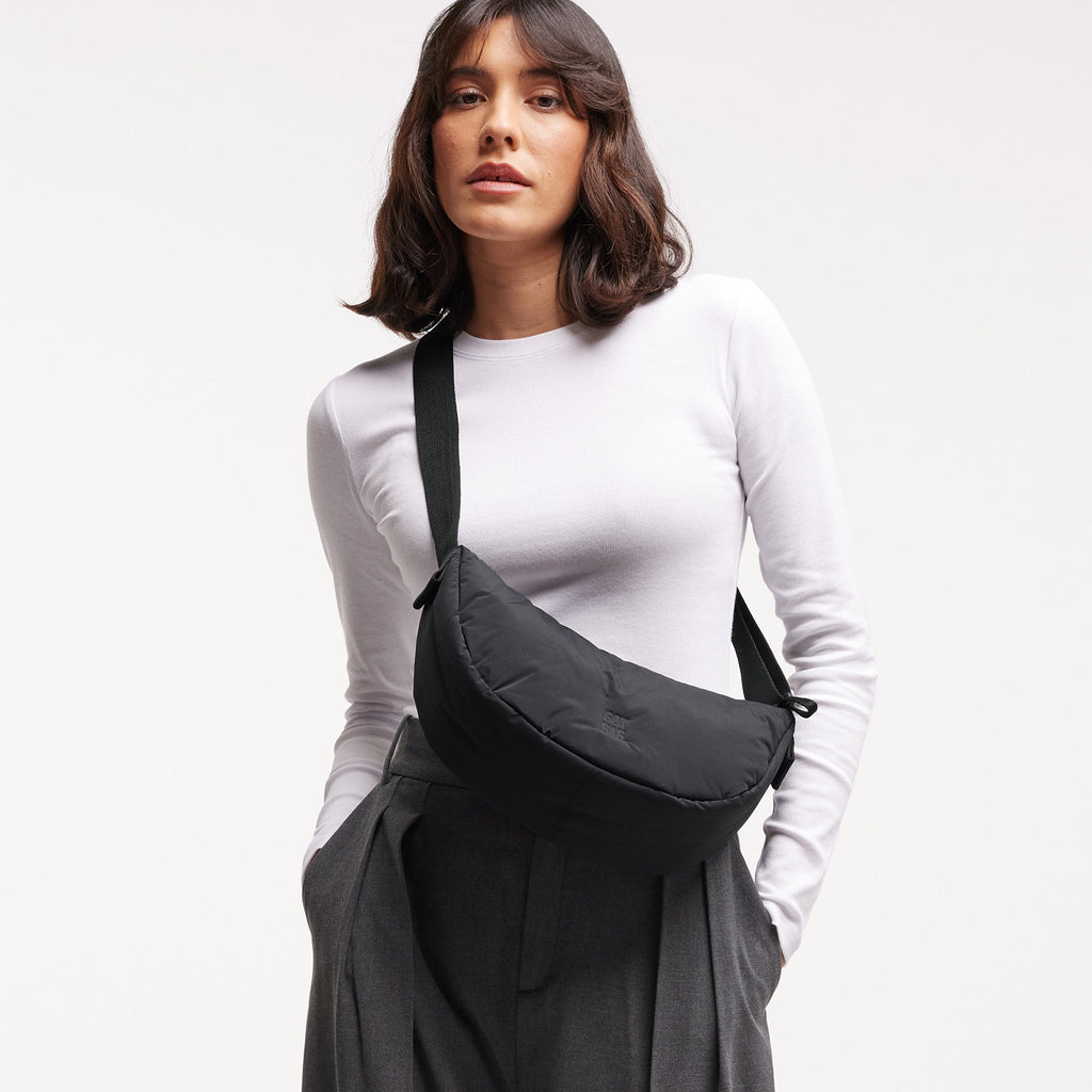 CLOUD MOON BAG SMALL Tasche von einer Frau crossbody getragen.