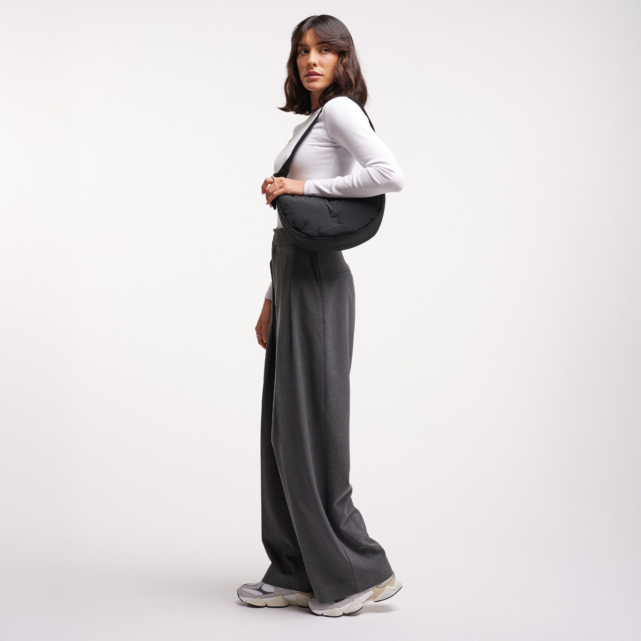 CLOUD MOON BAG SMALL Tasche von einer Frau über der Schulter getragen.