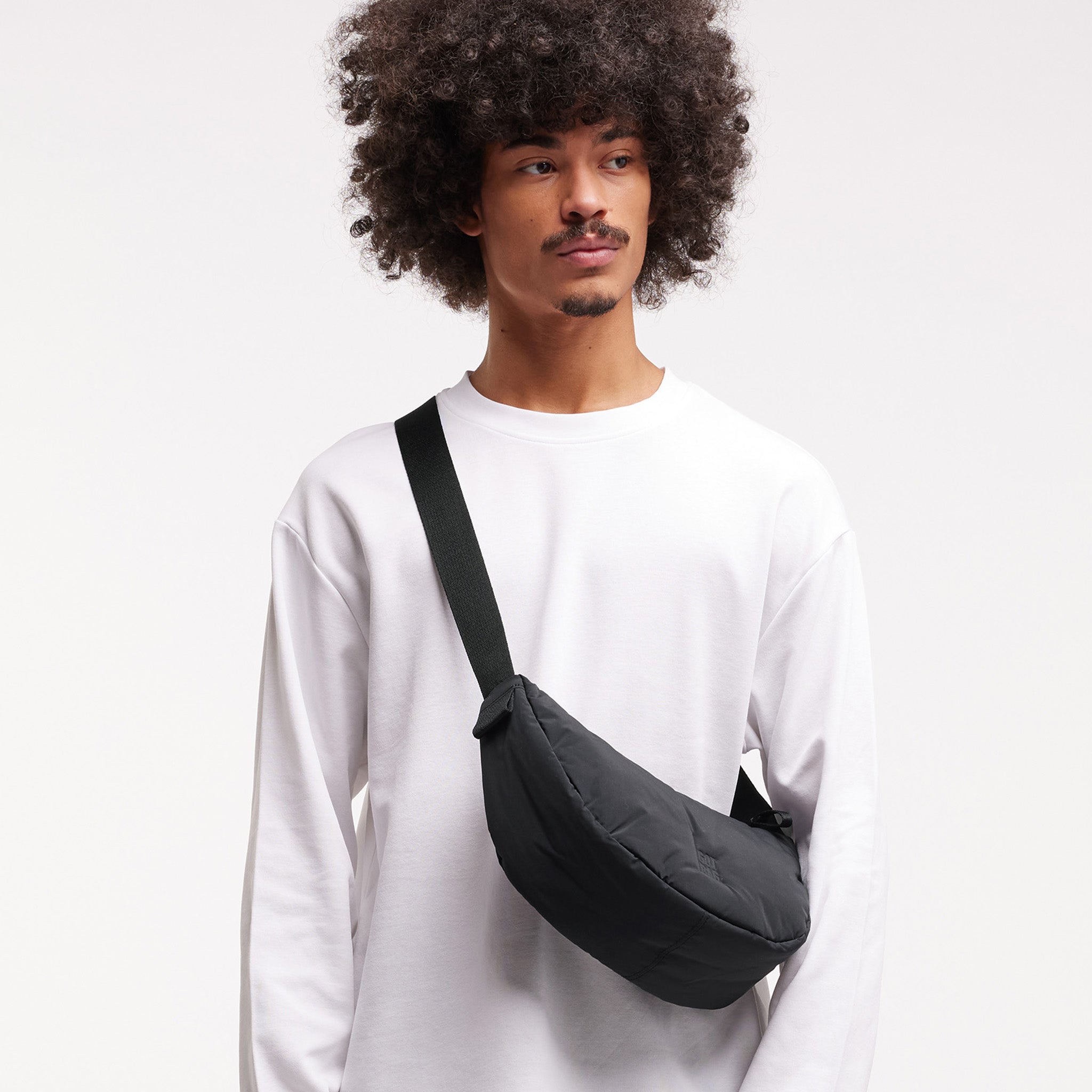 CLOUD MOON BAG SMALL Tasche von einem Mann crossbody getragen.