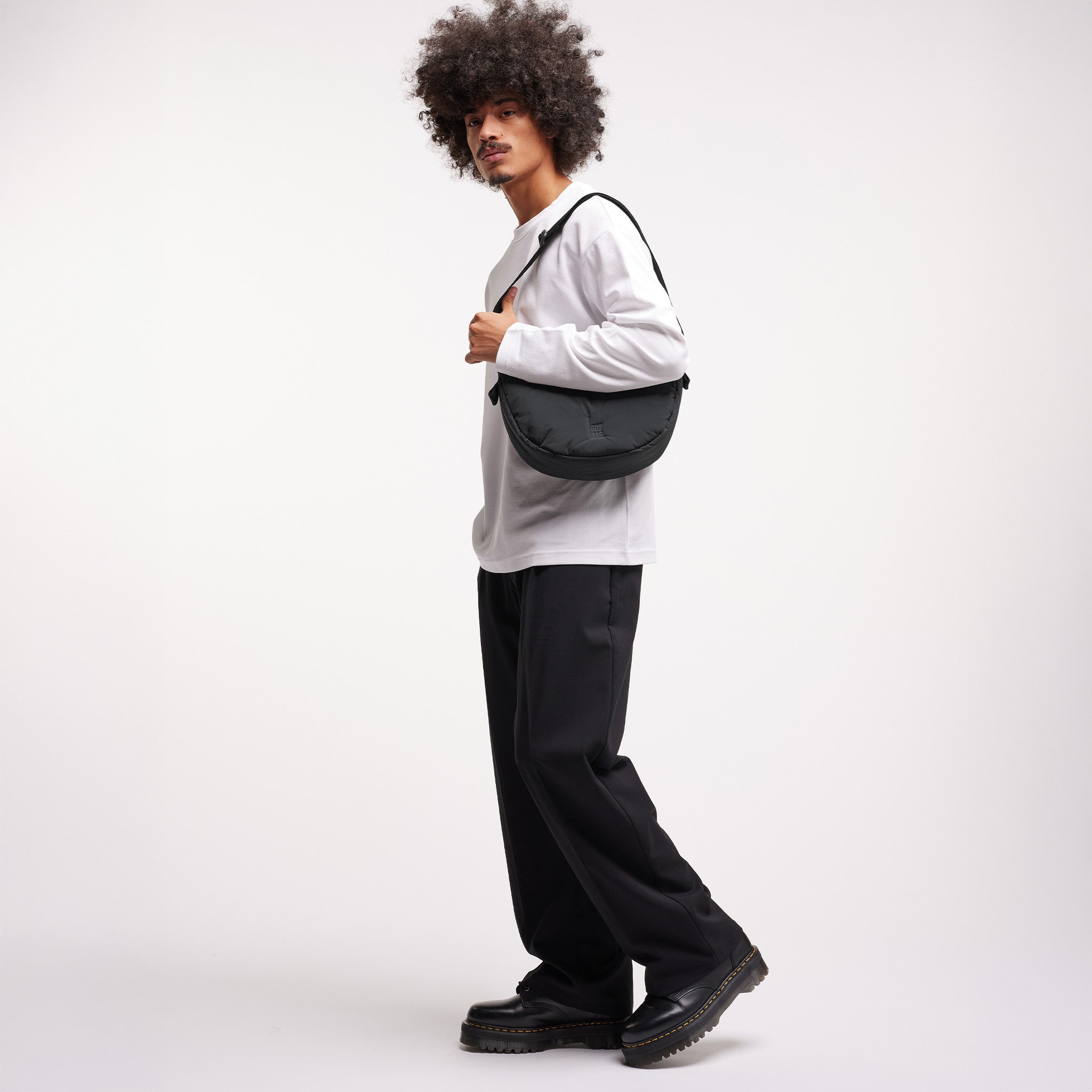 CLOUD MOON BAG SMALL Tasche von einem Mann crossbody getragen.