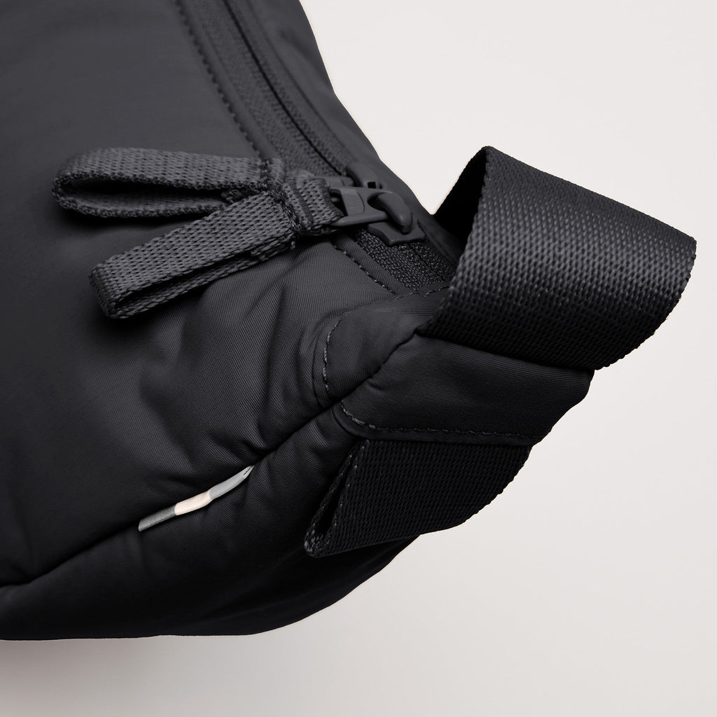 CLOUD MOON BAG SMALL Tasche als Detailaufnahme.