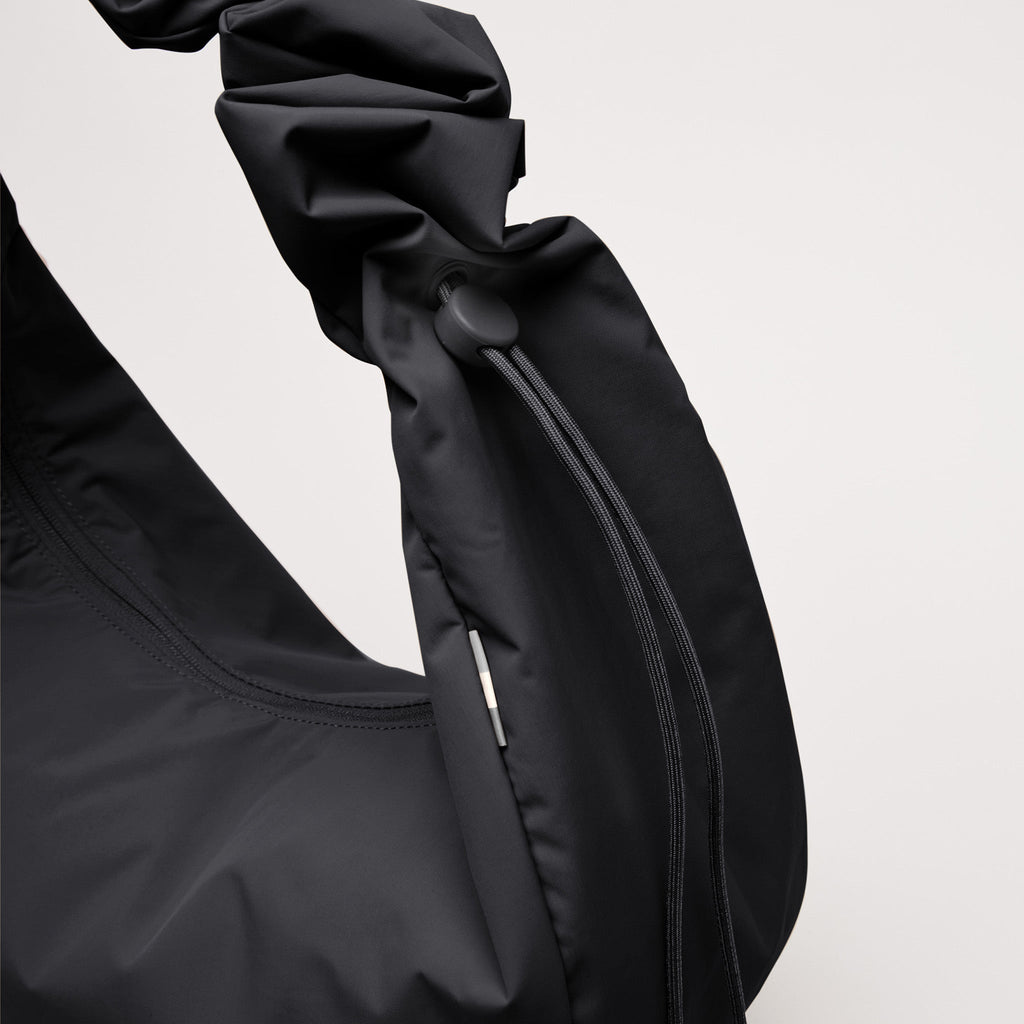MOON BAG RUFFLE Tasche in black (Schwarz) mit Kordelzug und Raffung.
