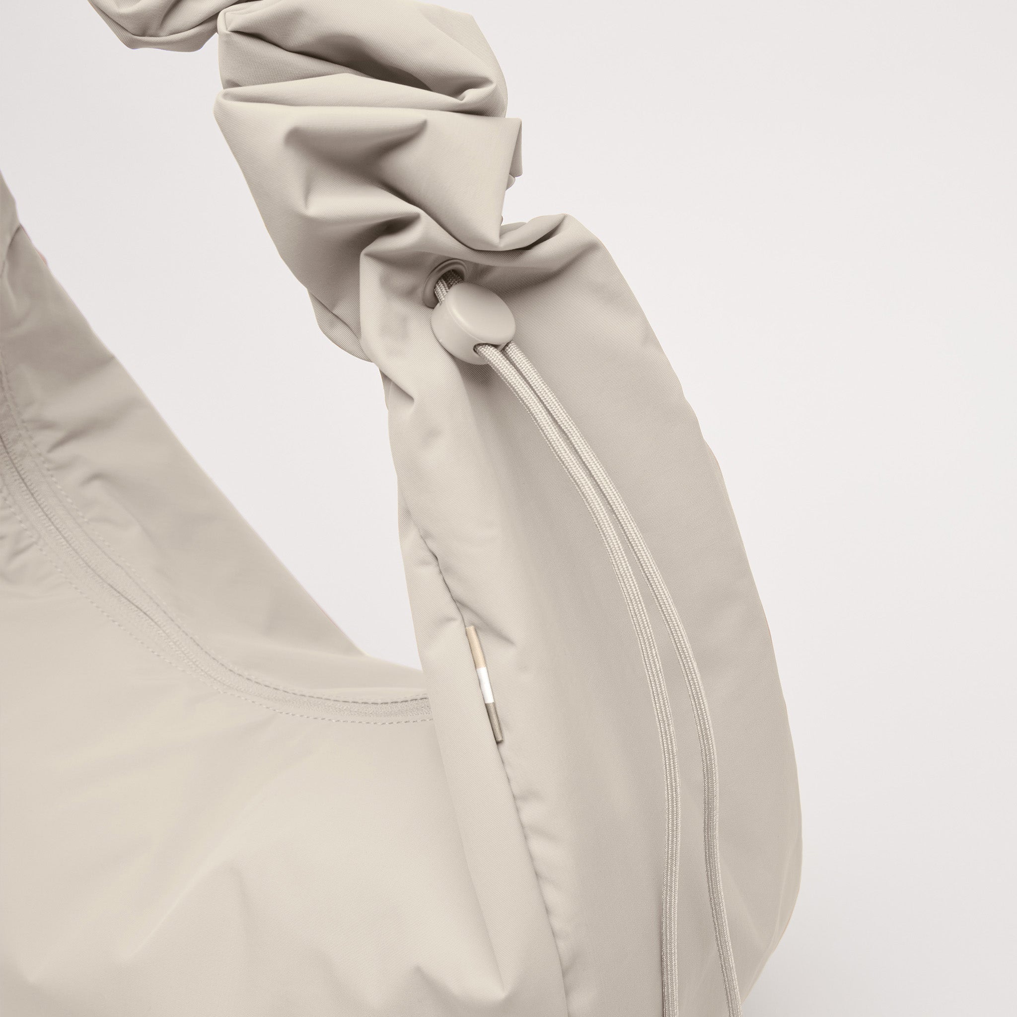MOON BAG RUFFLE Tasche in soft shell (warmes Cremeweiß) als Detailaufnahme.