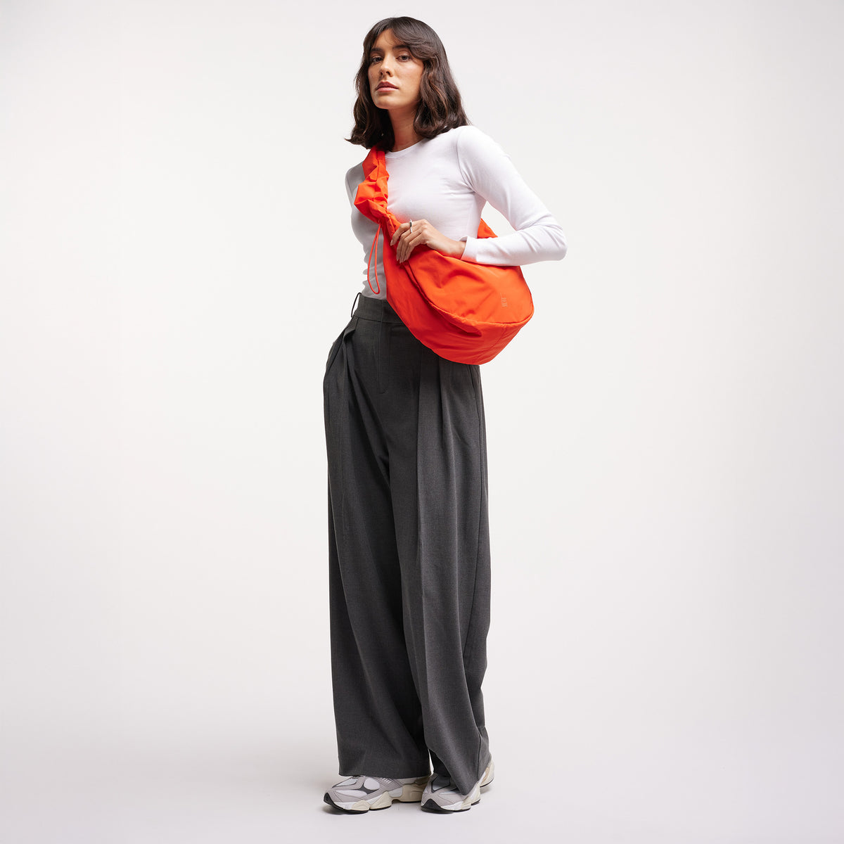 GOT BAG MOON BAG RUFFLE hot coral monochrome – Trageansicht 2