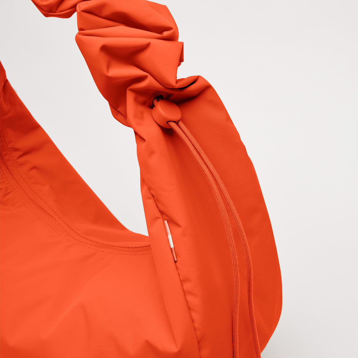 GOT BAG MOON BAG RUFFLE hot coral monochrome – Detailansicht