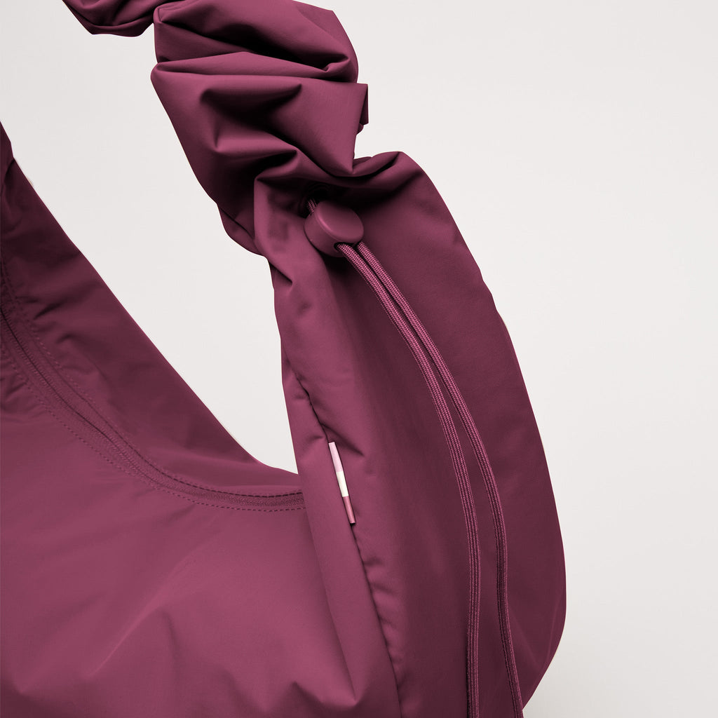 MOON BAG RUFFLE Tasche in kraken (Weinrot) als Detailaufnahme des gerafften Griffs und Kordelzugs.