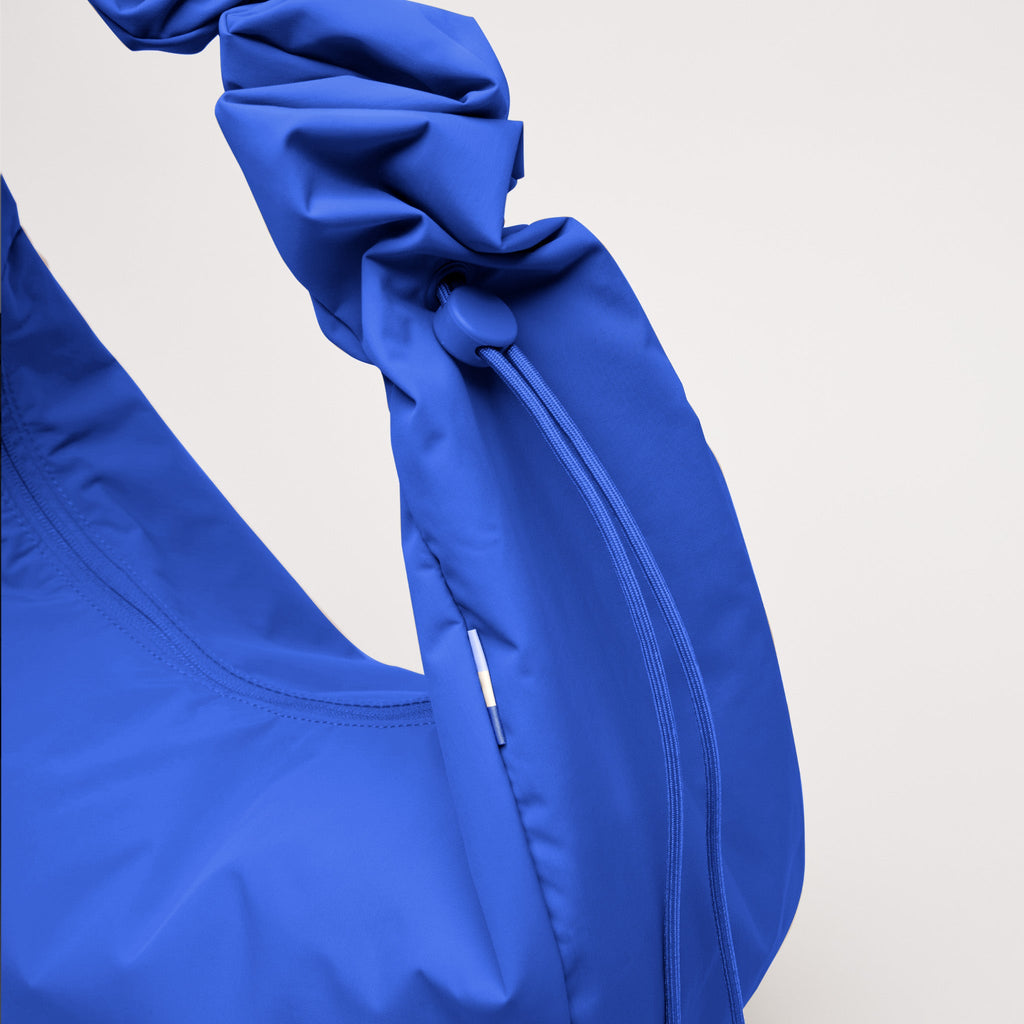 MOON BAG RUFFLE Tasche in cobalt (leuchtendes Kobaltblau) mit gerafftem Träger und Zugband.