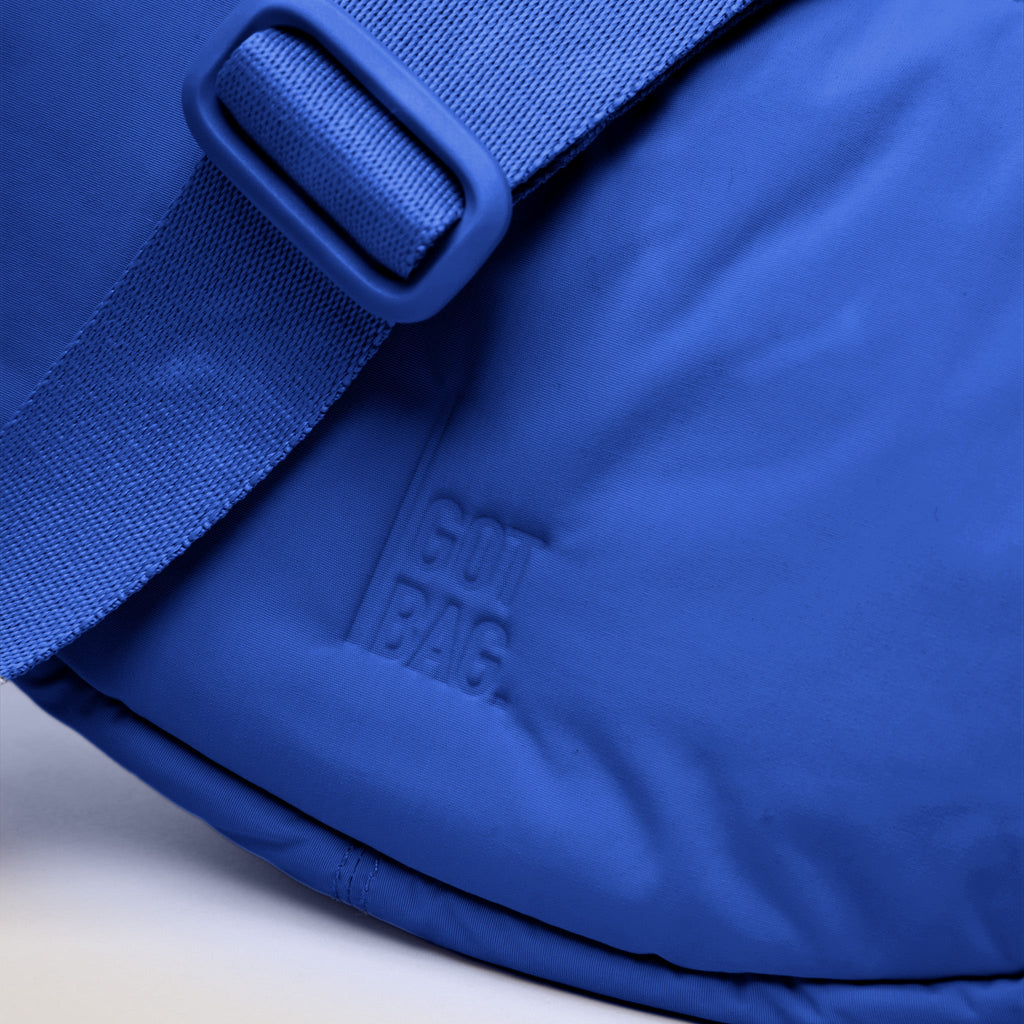 CLOUD MOON BAG SMALL Tasche in cobalt (leuchtendes Kobaltblau) als Detailaufnahme.