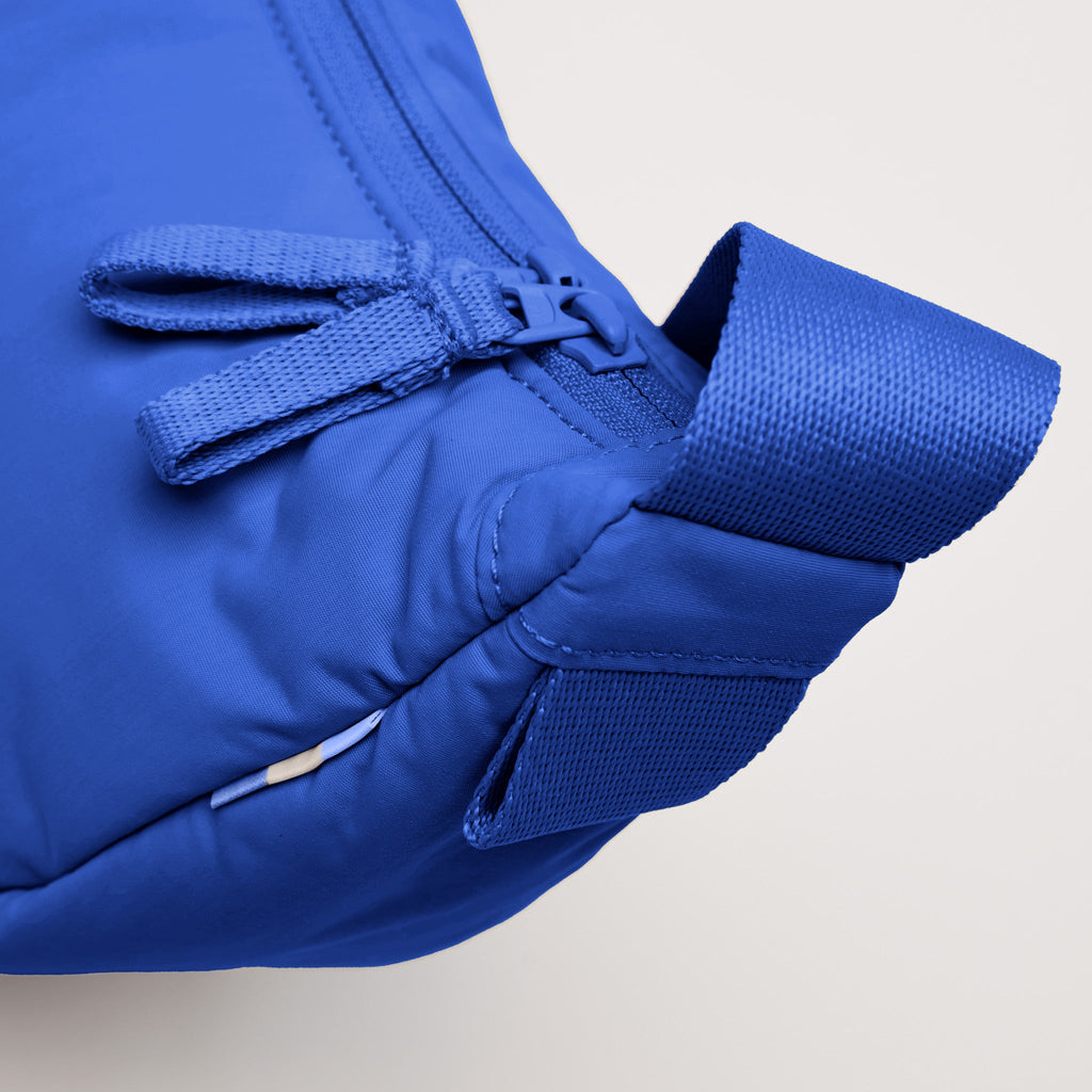 CLOUD MOON BAG SMALL Tasche in cobalt (leuchtendes Kobaltblau) als Detailaufnahme.