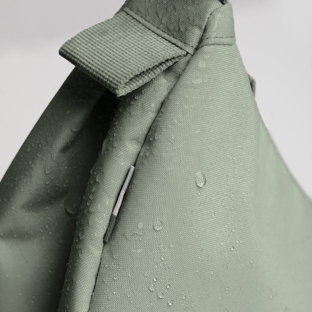 MOON BAG SMALL Tasche in bass (Salbeigrün), wasserabweisende Detailaufnahme mit Wassertropfen.