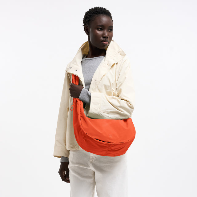 GOT BAG MOON BAG RUFFLE hot coral monochrome – Crossbody getragen