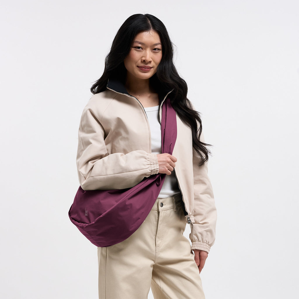 MOON BAG RUFFLE Tasche in kraken (Weinrot) von einer Frau crossbody getragen.