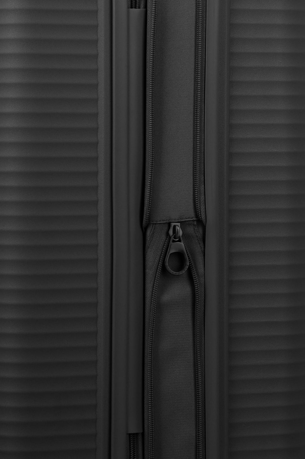 Travelite AIR STRIPE Trolley S erweiterbar Koffer in Schwarz