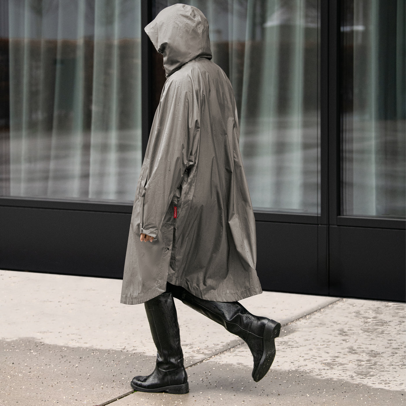 Reisenthel Mini Maxi Raincoat, Dark Taupe – Produktansicht 3