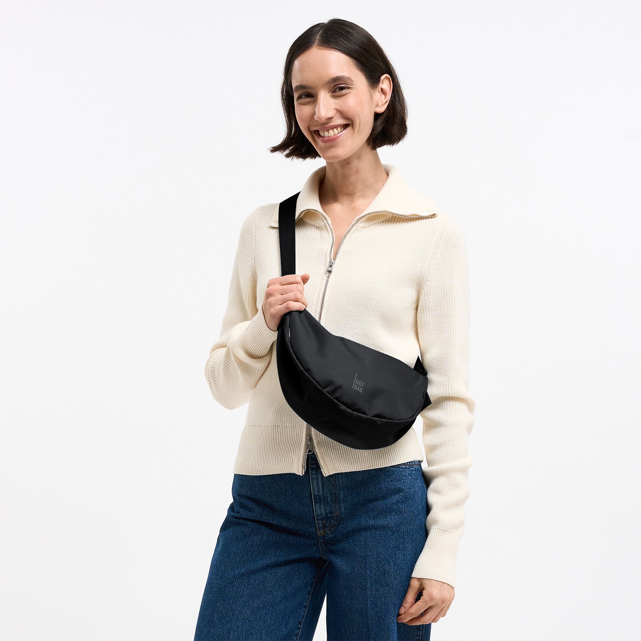 MOON BAG SMALL MONOCHROME Tasche in black (Schwarz) von einer Frau crossbody getragen.