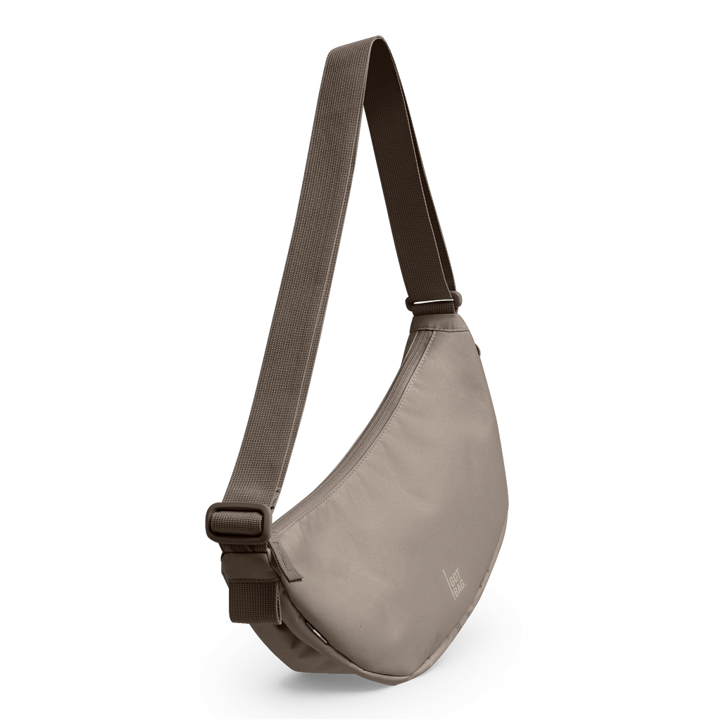 MOON BAG SMALL MONOCHROME Tasche in seal (dunkler Beigeton) in diagonaler Ansicht.