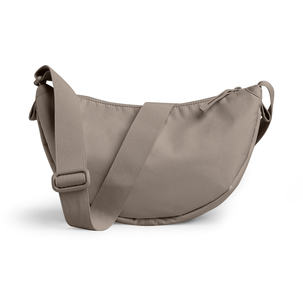 MOON BAG SMALL MONOCHROME Tasche in seal (dunkler Beigeton) in schräger Ansicht.