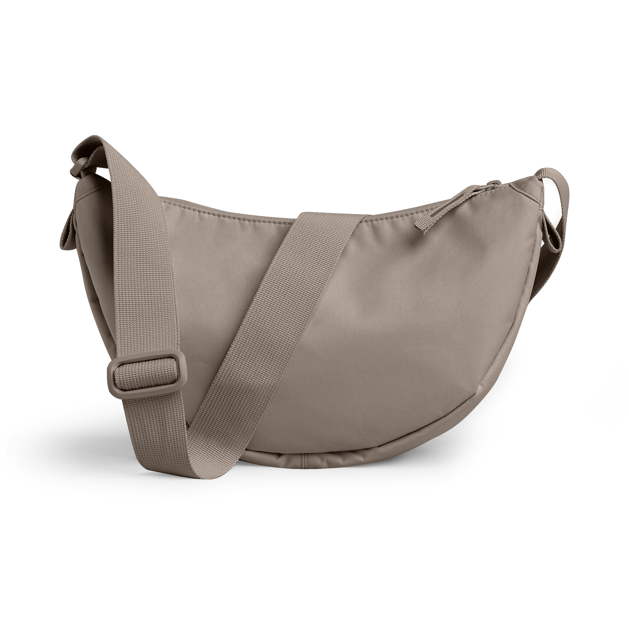 MOON BAG SMALL MONOCHROME Tasche in seal (dunkler Beigeton) in schräger Ansicht.
