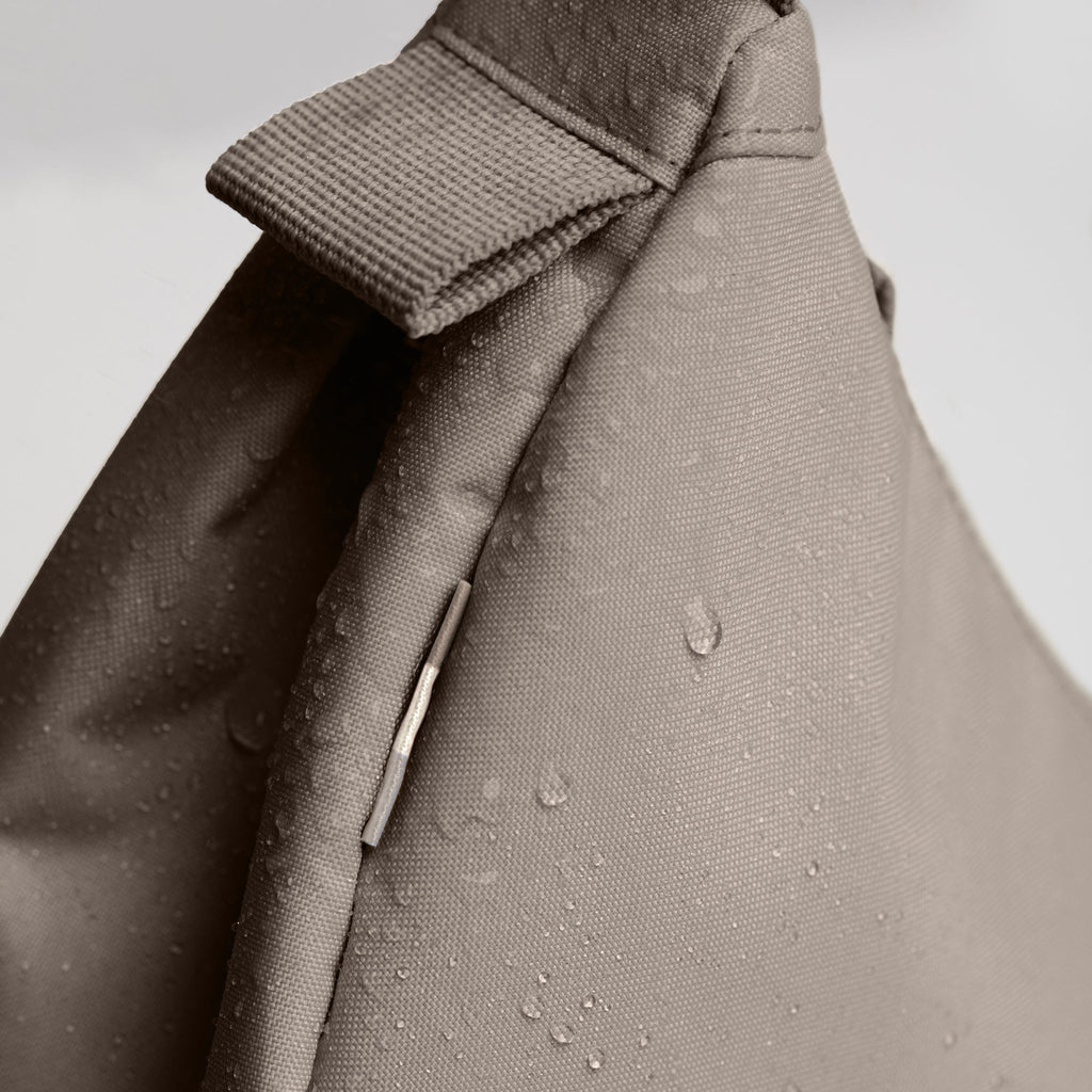 MOON BAG SMALL MONOCHROME Tasche in seal (dunkler Beigeton) als Detailaufnahme.