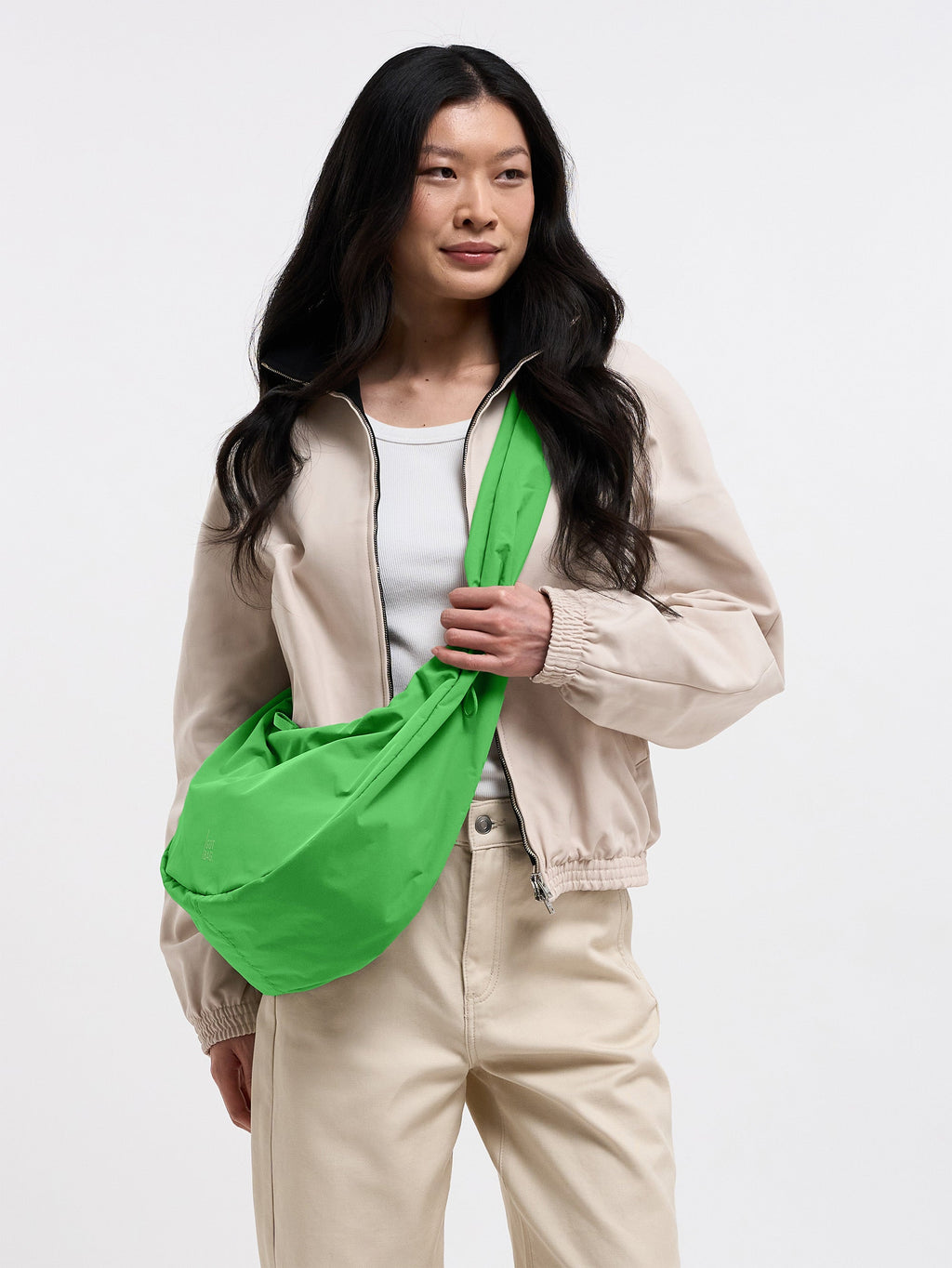 MOON BAG RUFFLE Tasche in leaf von einer Frau crossbody getragen.