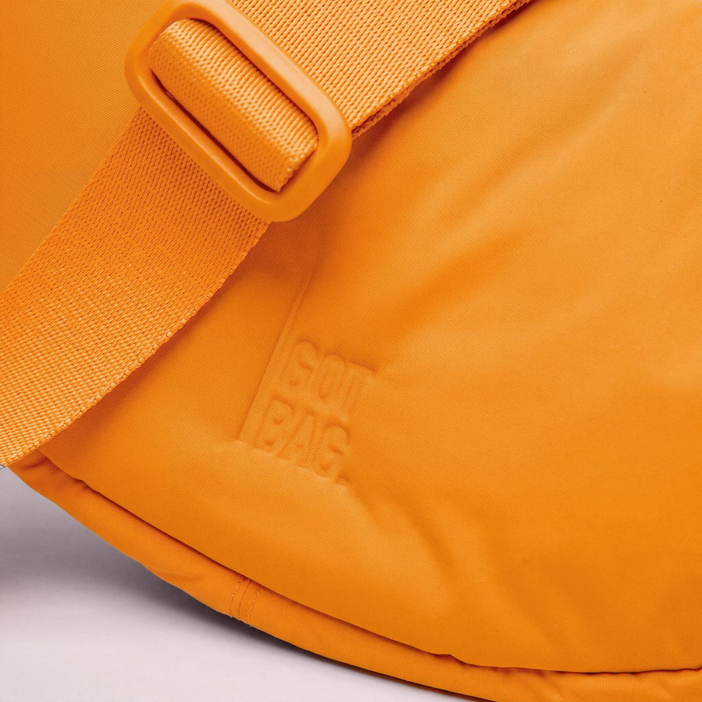 CLOUD MOON BAG SMALL Tasche in clown fish, Detailaufnahme Logo.
