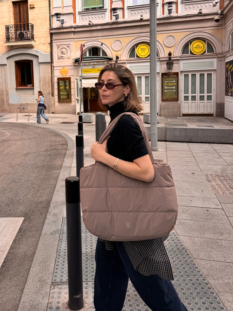 GOT BAG PUFFER HORIZON TOTE BAG oyster monochrome – Lifestyle-Trageansicht