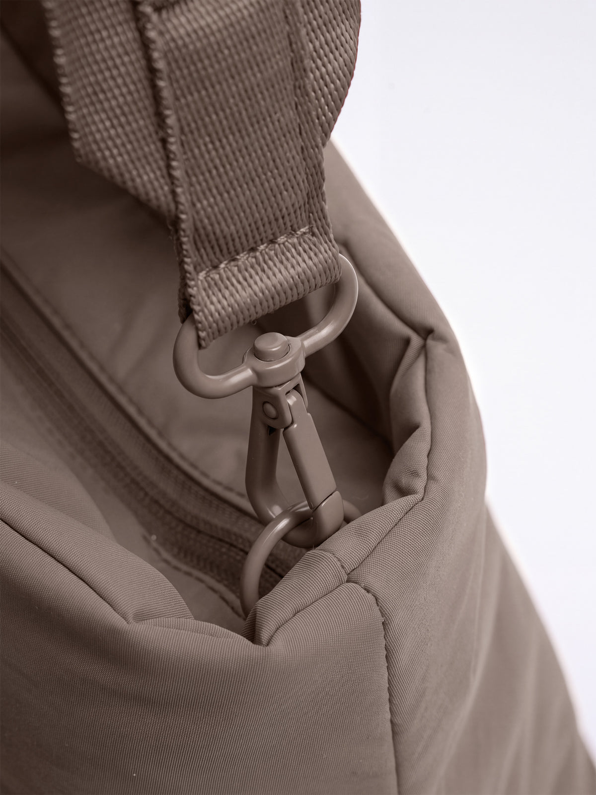 GOT BAG PUFFER HORIZON TOTE BAG oyster monochrome – Karabiner-Detail
