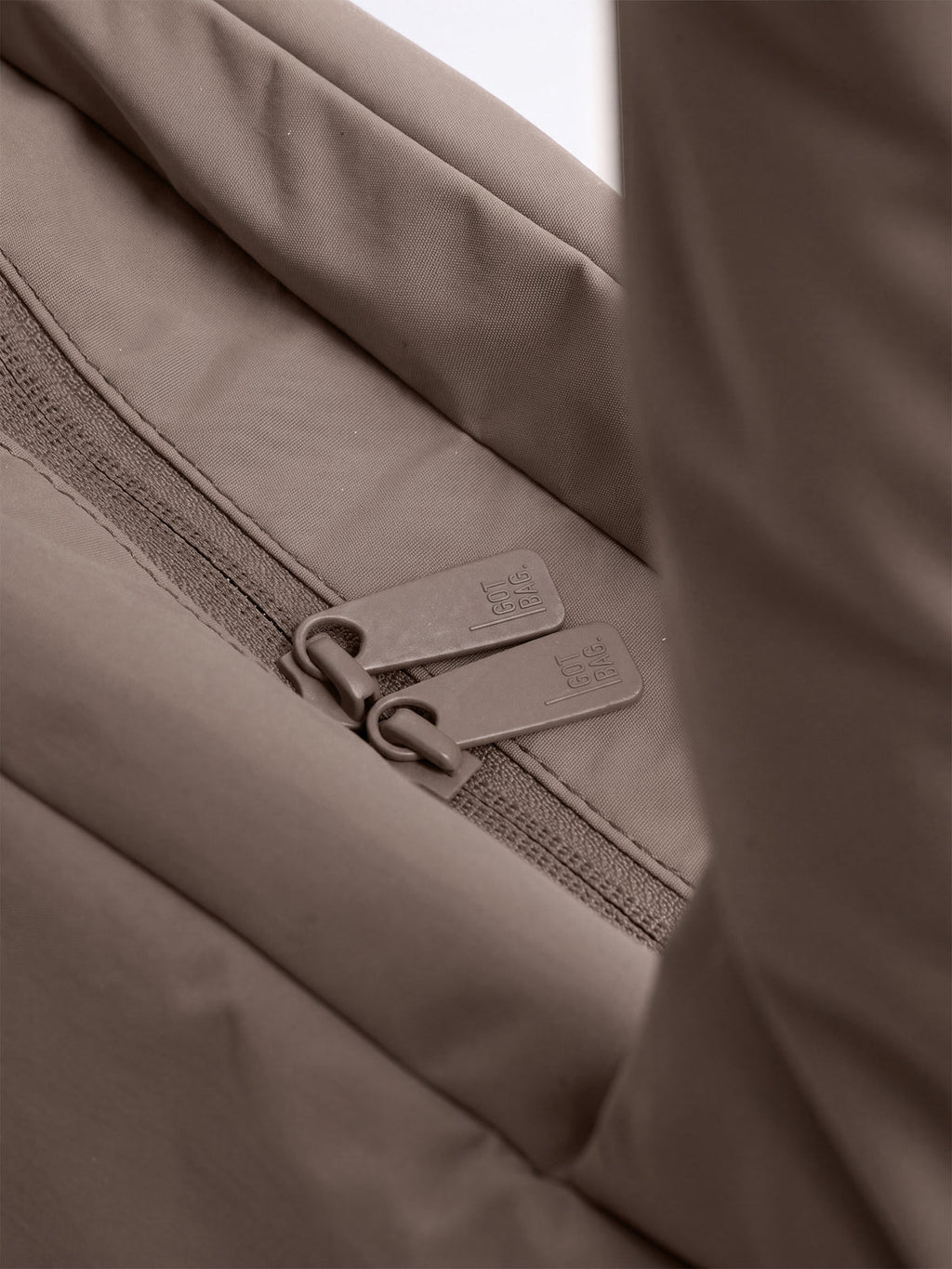 GOT BAG PUFFER HORIZON TOTE BAG oyster monochrome – Reißverschluss-Detail