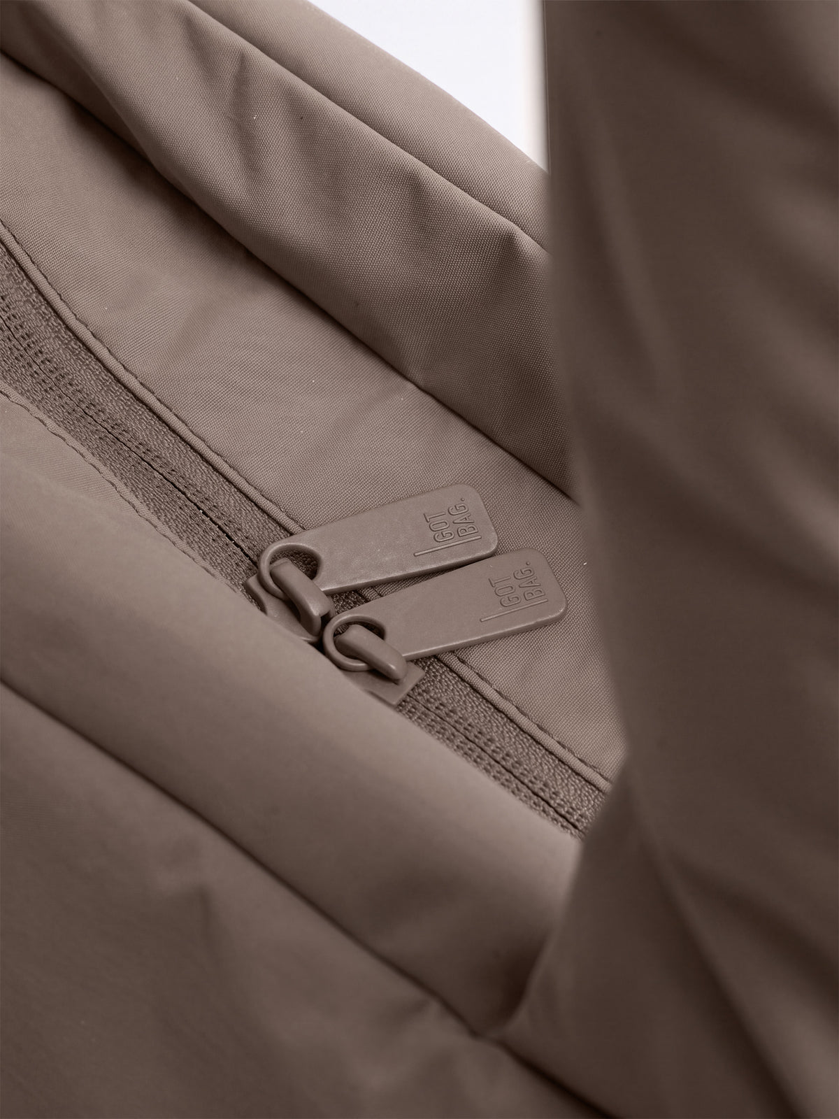 GOT BAG PUFFER HORIZON TOTE BAG oyster monochrome – Reißverschluss-Detail