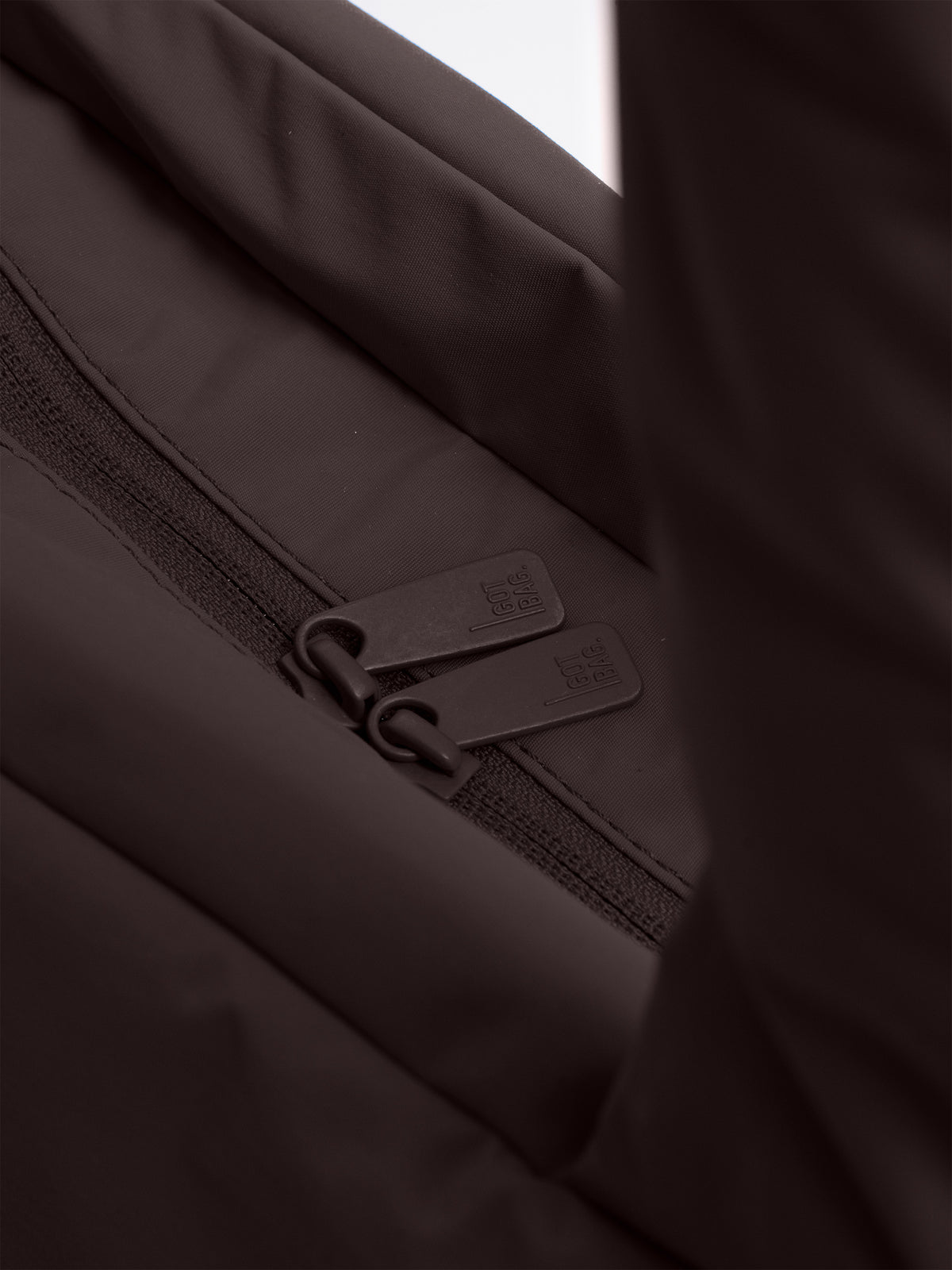 CLOUD HORIZON TOTE BAG Tasche in sea lion (dunkles Schokobraun) als Detailaufnahme.