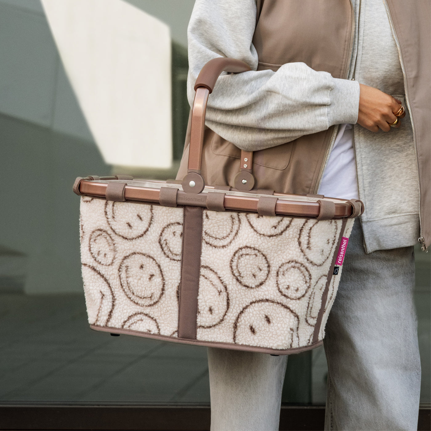 Reisenthel Carrybag Einkaufskorb, Smiley® Teddy Chocolate – Produktansicht 3