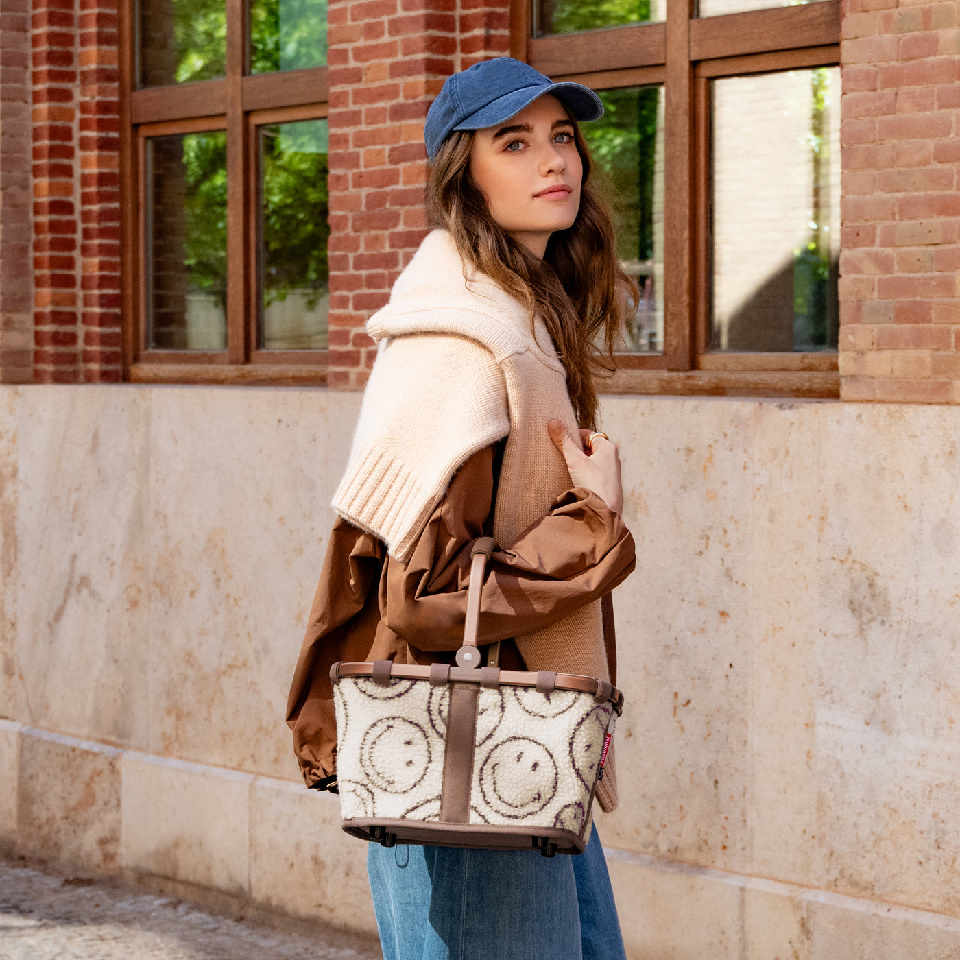 Reisenthel Carrybag XS Einkaufskorb, Smiley® Teddy Chocolate – Produktansicht 2