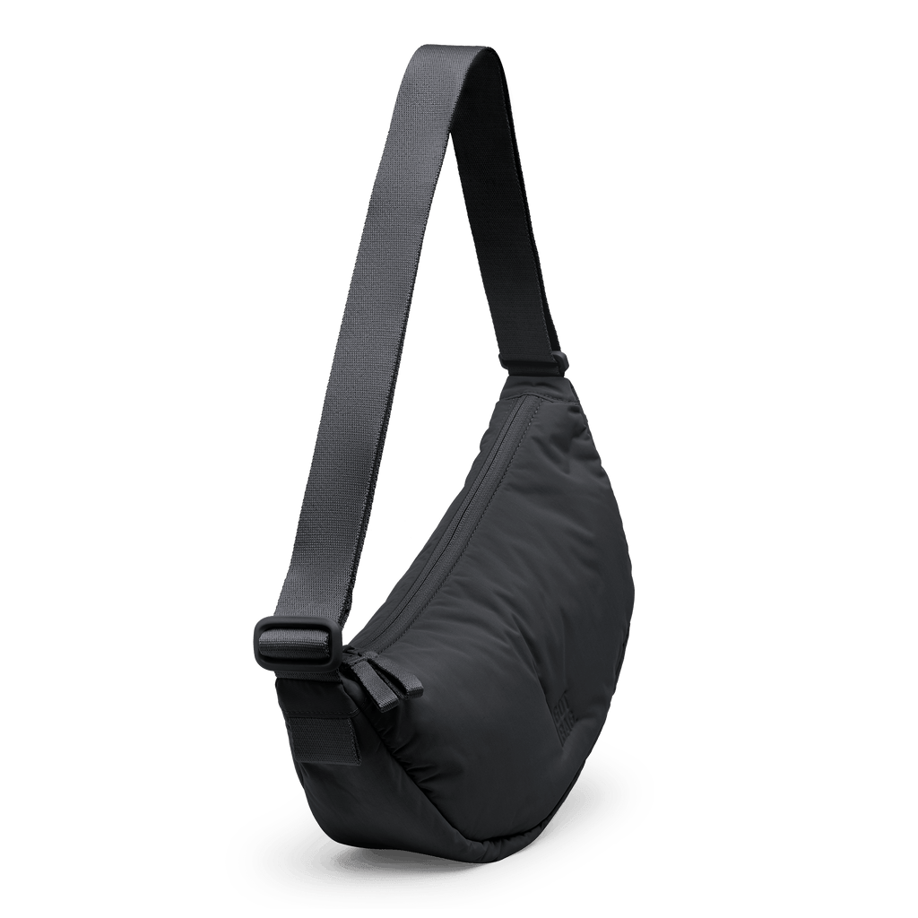 CLOUD MOON BAG SMALL Tasche in black (Schwarz) in diagonaler Ansicht.