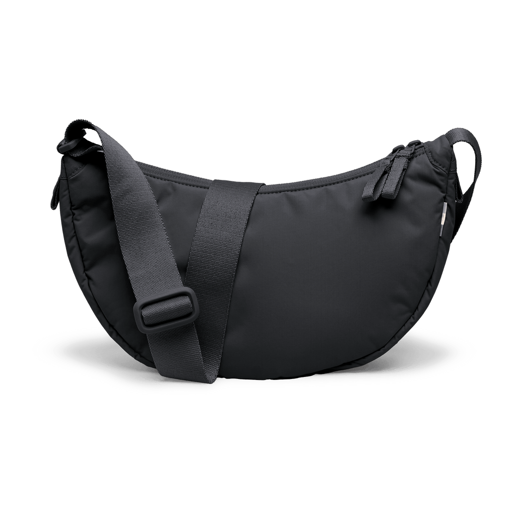 CLOUD MOON BAG SMALL Tasche in black (Schwarz) als Studioaufnahme in Rückansicht.