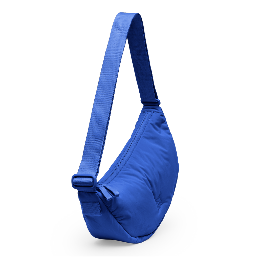 CLOUD MOON BAG SMALL Tasche in cobalt (leuchtendes Kobaltblau) als Studioaufnahme in diagonaler Ansicht.