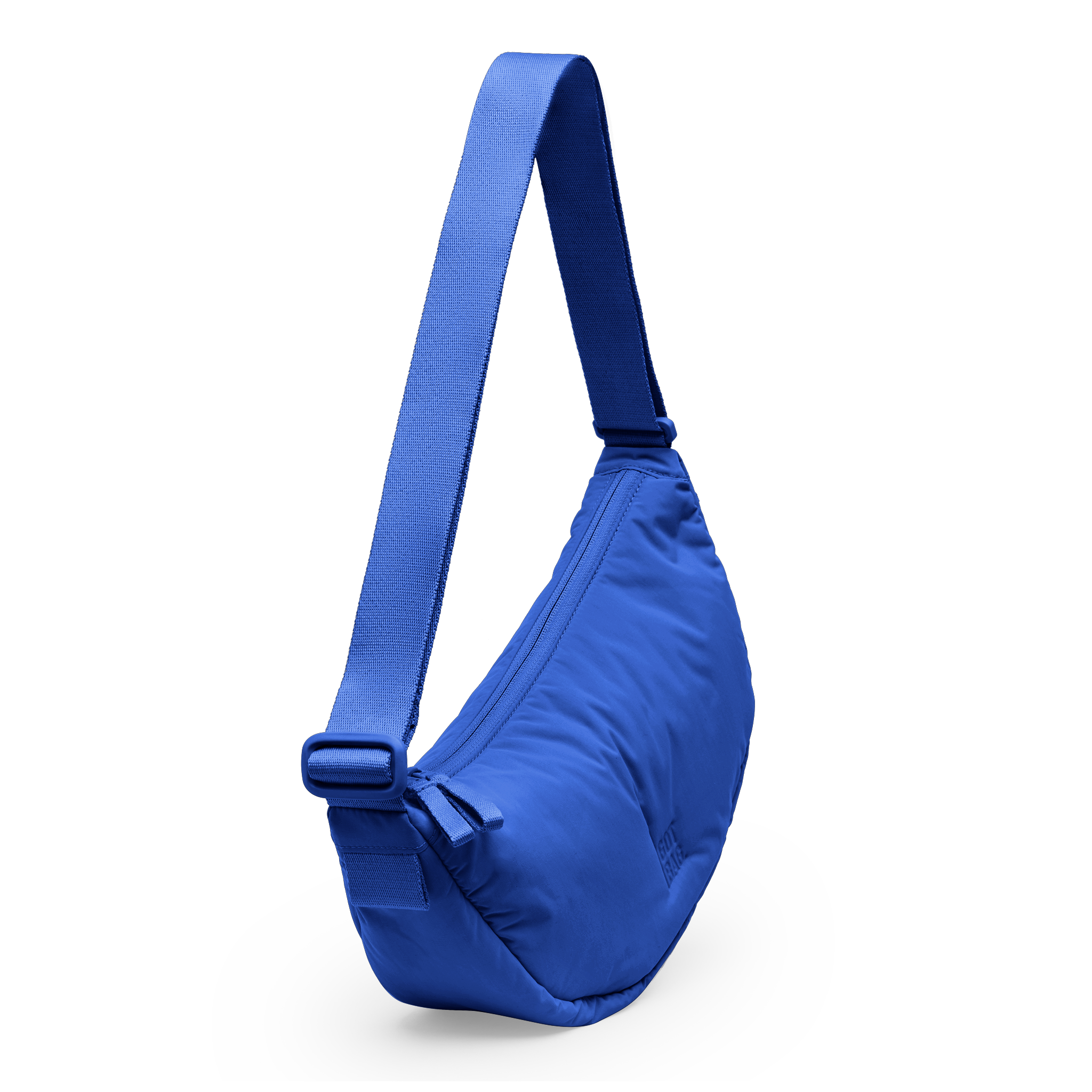 CLOUD MOON BAG SMALL Tasche in cobalt (leuchtendes Kobaltblau) als Studioaufnahme in diagonaler Ansicht.