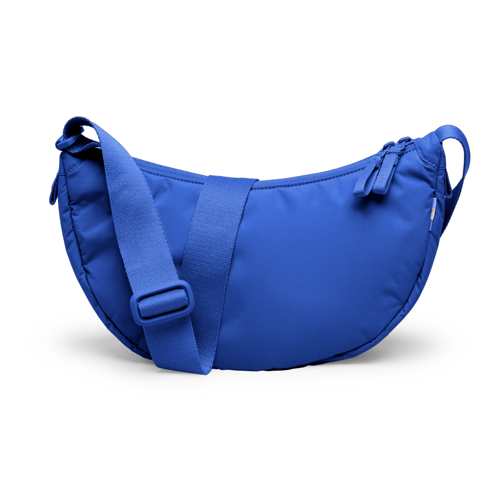CLOUD MOON BAG SMALL Tasche in cobalt (leuchtendes Kobaltblau) als Studioaufnahme in Rückansicht.