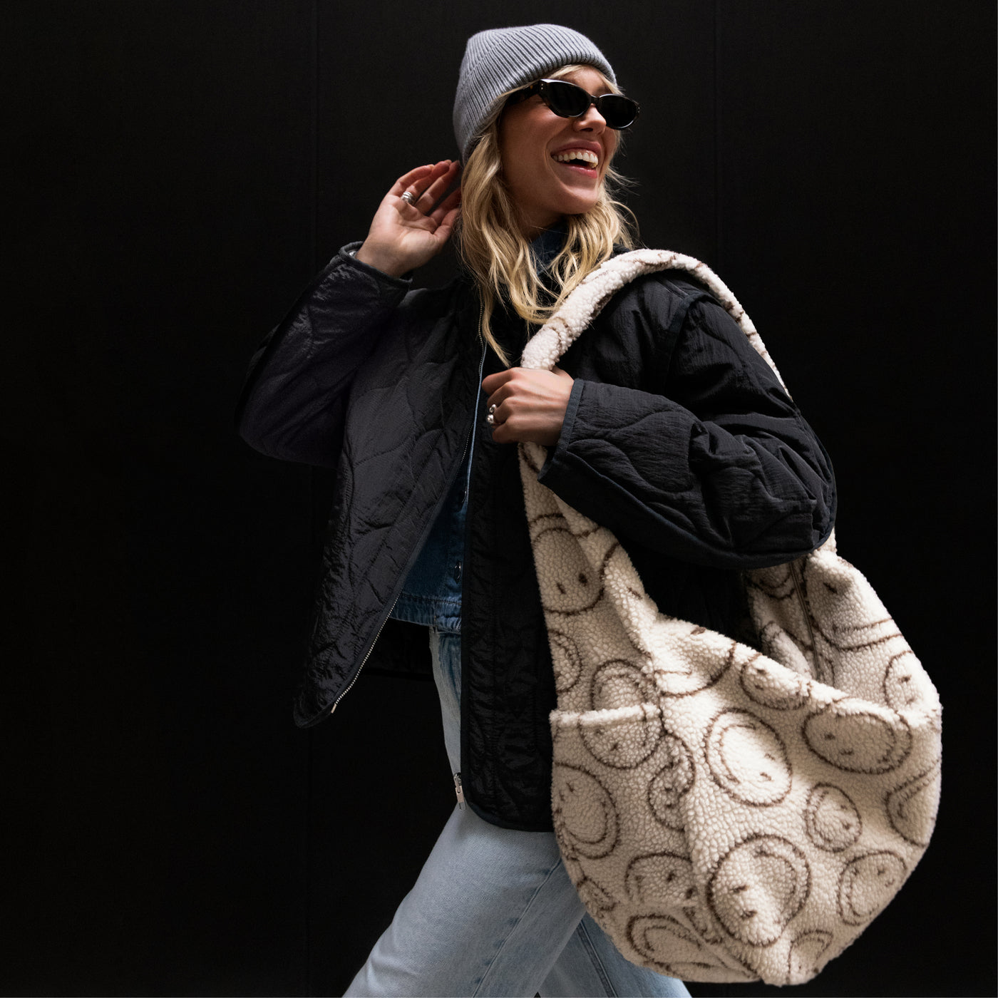 Reisenthel Moonbag Umhängetasche, Smiley® Teddy Chocolate – Produktansicht 2