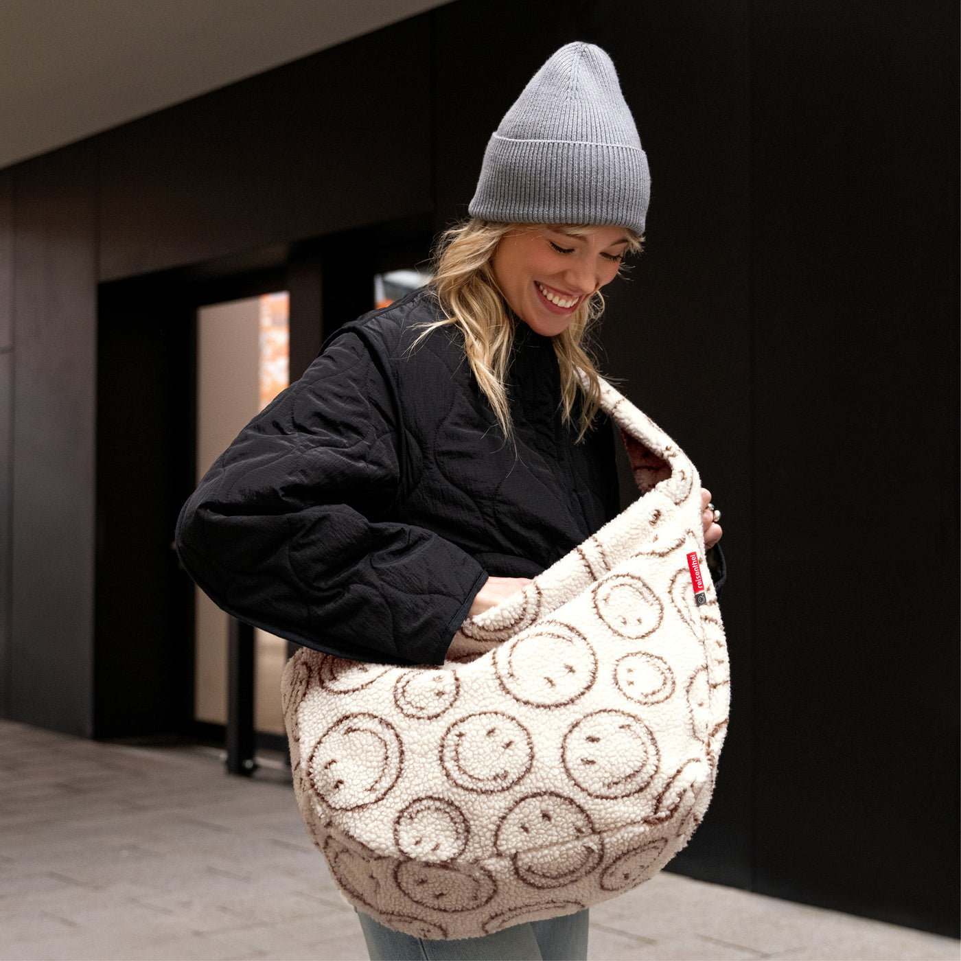 Reisenthel Moonbag Umhängetasche, Smiley® Teddy Chocolate – Produktansicht 3