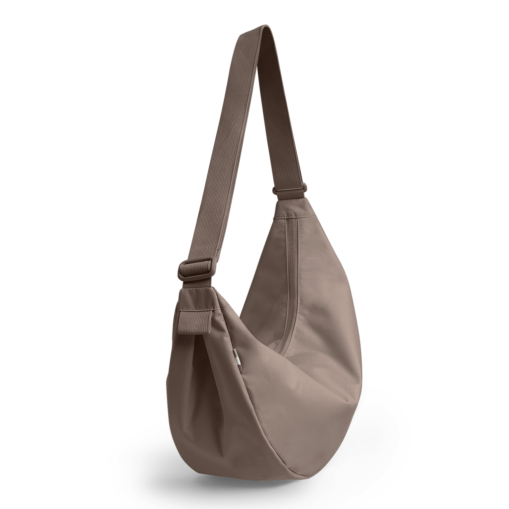 MOON BAG LARGE Monochrome Edition Tasche in oyster (klassisches Taupe-Braun) als Studioaufnahme in Diagonalansicht.