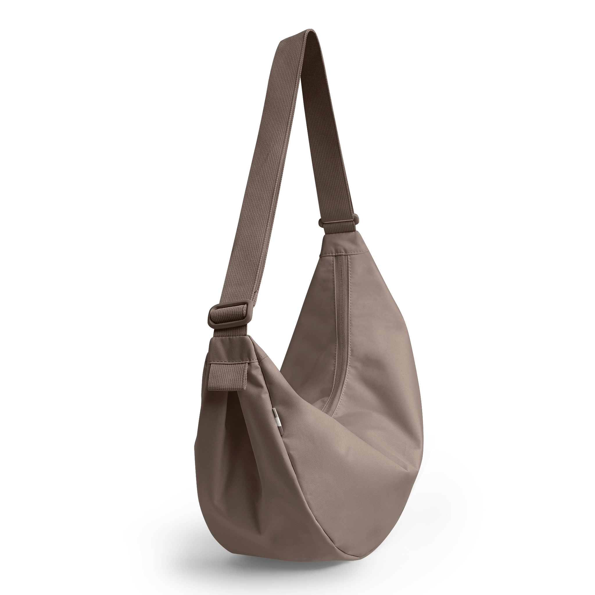 MOON BAG LARGE Monochrome Edition Tasche in oyster (klassisches Taupe-Braun) als Studioaufnahme in Diagonalansicht.