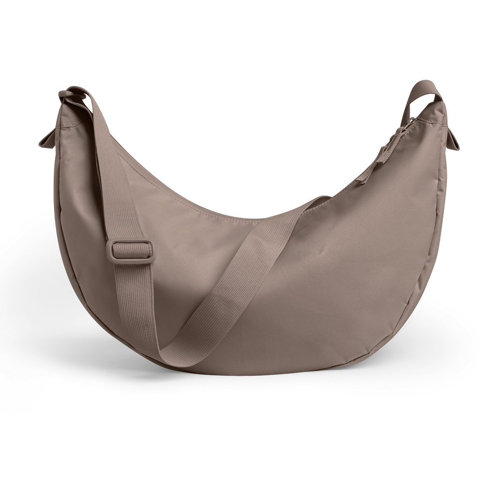 MOON BAG LARGE Tasche in oyster (klassisches Taupe-Braun) als Rückenansicht.